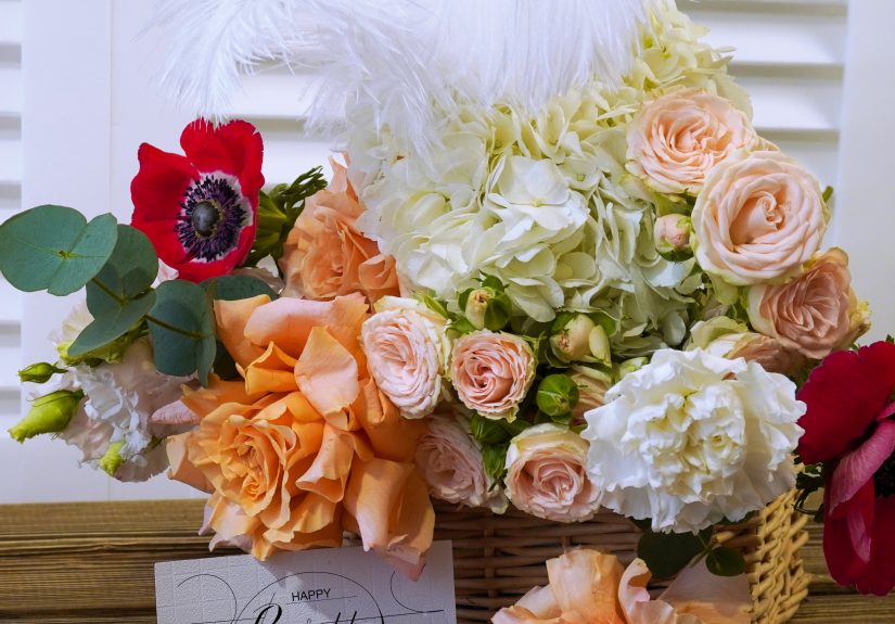 postcard , Internet banner  with a birthday greeting, with the inscription - happy birthday,  a bouquet of flowers with a note of congratulations